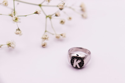 Δαχτυλίδι Λευκόχρυσο Σεβαλιέ Με Το Γράμμα "Κ"