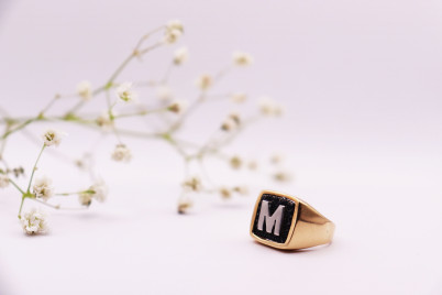 Δαχτυλίδι Χρυσό Σεβαλιέ Με Το Γράμμα "M"